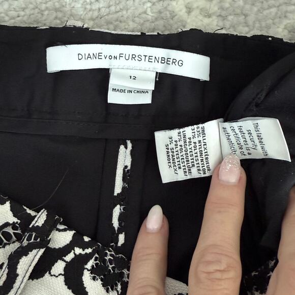 Diane von Furstenberg Black & White Floral Lace Shorts - Size 12 - Picture 4 of 5